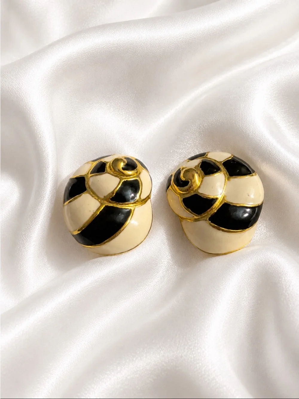 KENNETH JAY LANE Gold-Tone Black & Cream Swirl Clip Earrings
